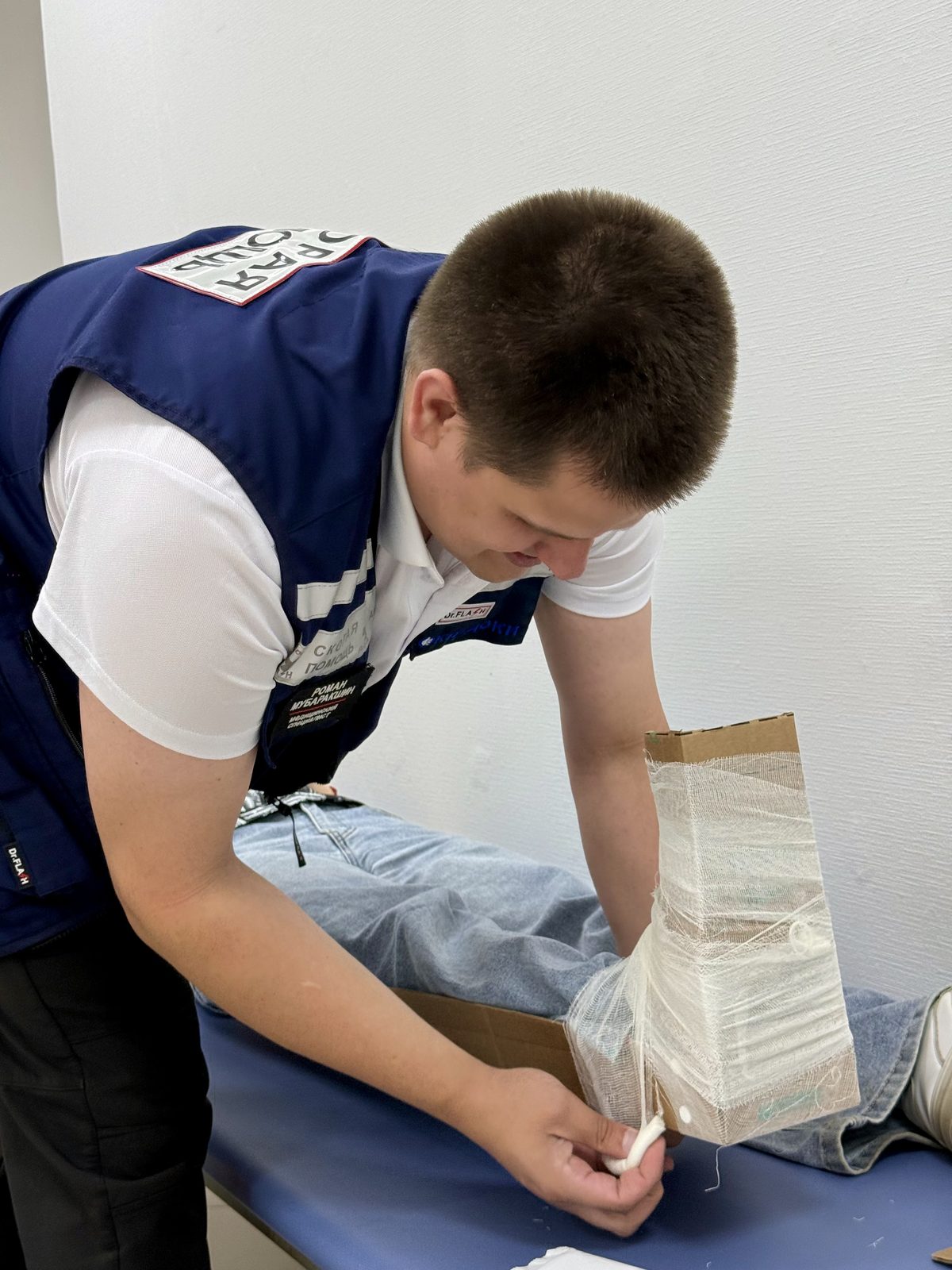 Медицинский специалист ОКИ-ДОКИ оказывает помощь пациенту